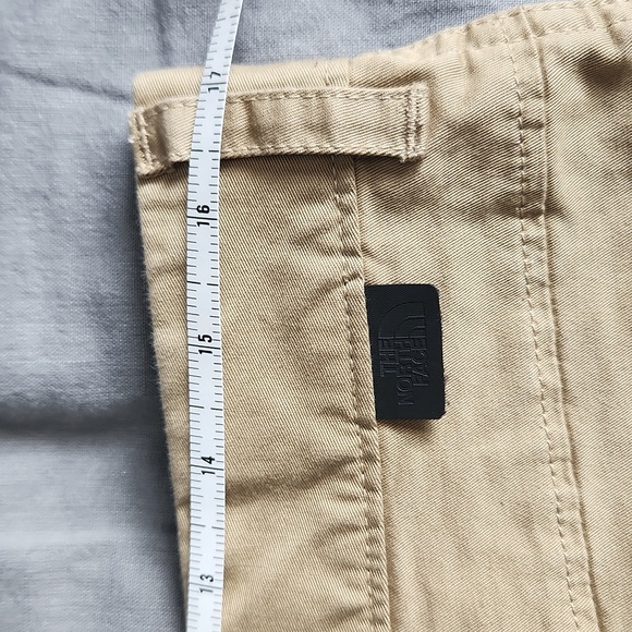 North face sz34 khaki shorts - Picture 3 of 6